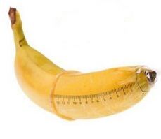 banán v kondomu napodobuje zvětšený kohoutek